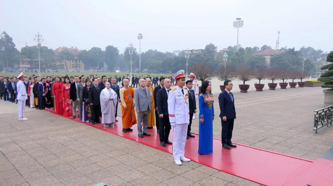 Thứ trưởng BNG Lê Thị Thu Hằng cùng lãnh đạo UBTW MTTQ VN, lãnh đạo UBND Thành phố Hà Nội cùng với đoàn kiều bào tiêu biểu Viếng Lăng Chủ tịch Hồ Chí Minh. (Ảnh: Thành Long) Thứ trưởng BNG Lê Thị Thu Hằng cùng lãnh đạo UBTW MTTQ VN, lãnh đạo UBND Thành phố Hà Nội cùng với đoàn kiều bào tiêu biểu Viếng Lăng Chủ tịch Hồ Chí Minh. (Ảnh: Thành Long)