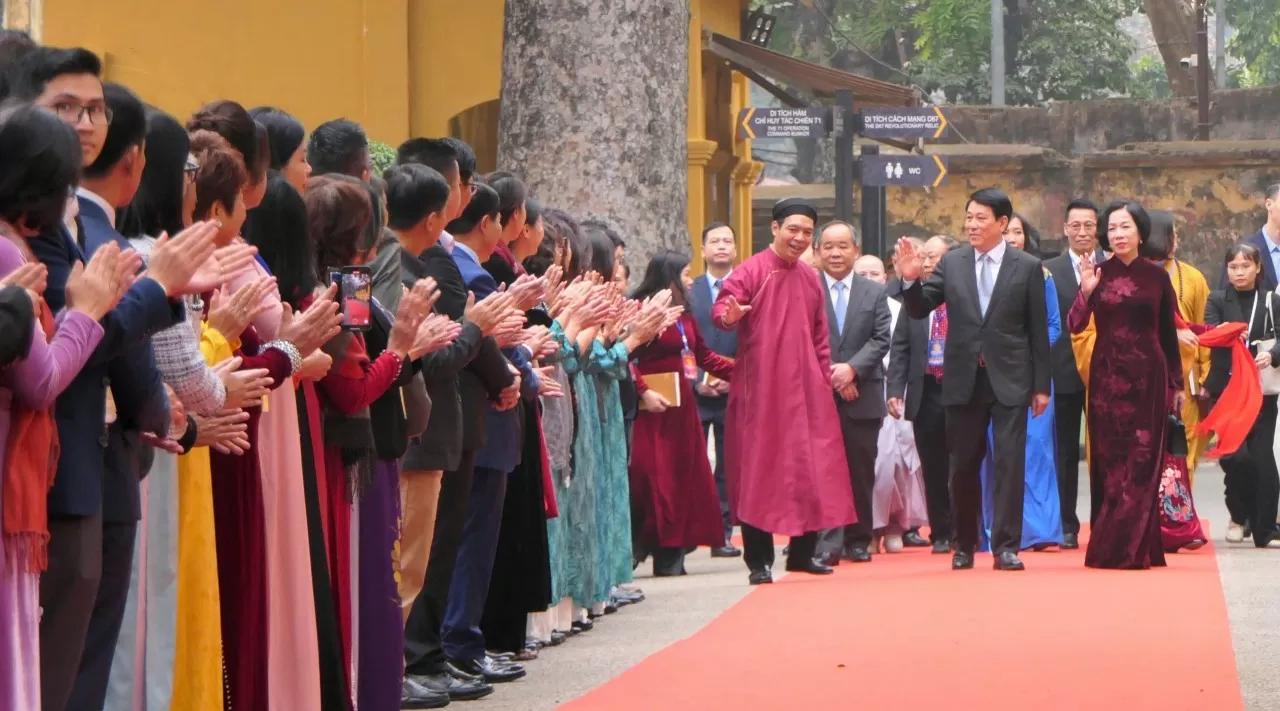 Xuân Quê hương 2025: Chủ tịch nước cùng Phu nhân dâng hương tại Điện Kính Thiên, thả cá chép tiễn ông Công, ông Táo