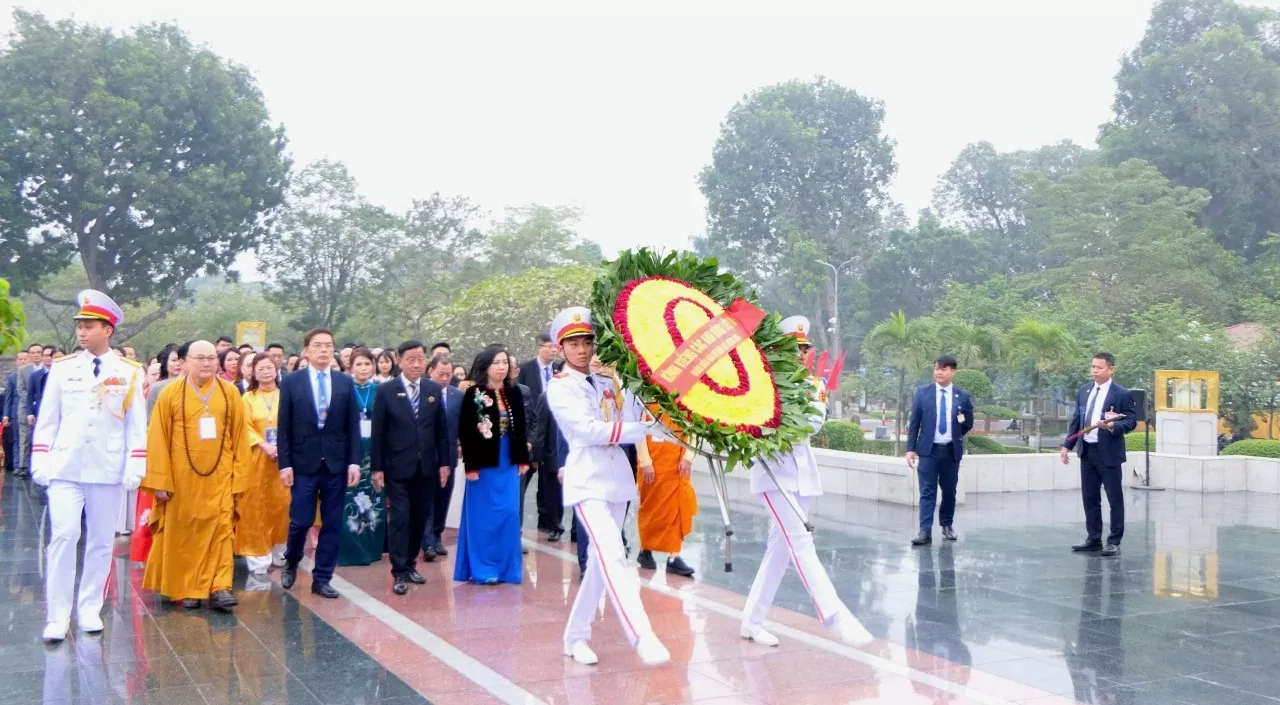 Xuân quê hương Xuân Quê hương 2025: Đoàn kiều bào vào Lăng viếng Chủ tịch Hồ Chí Minh, đặt vòng hoa tưởng niệm các Anh hùng liệt sĩ