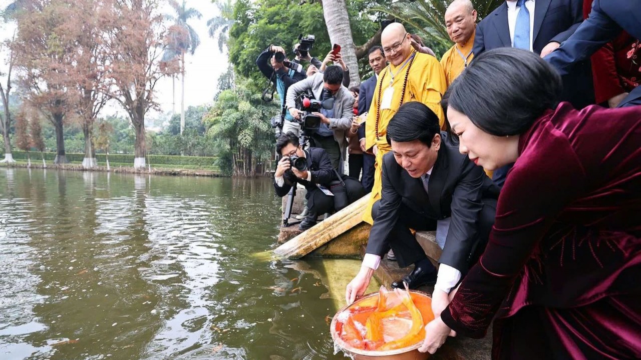 Xuân Quê hương 2025: Chủ tịch nước cùng Phu nhân dâng hương tại Điện Kính Thiên, thả cá chép tiễn ông Công, ông Táo