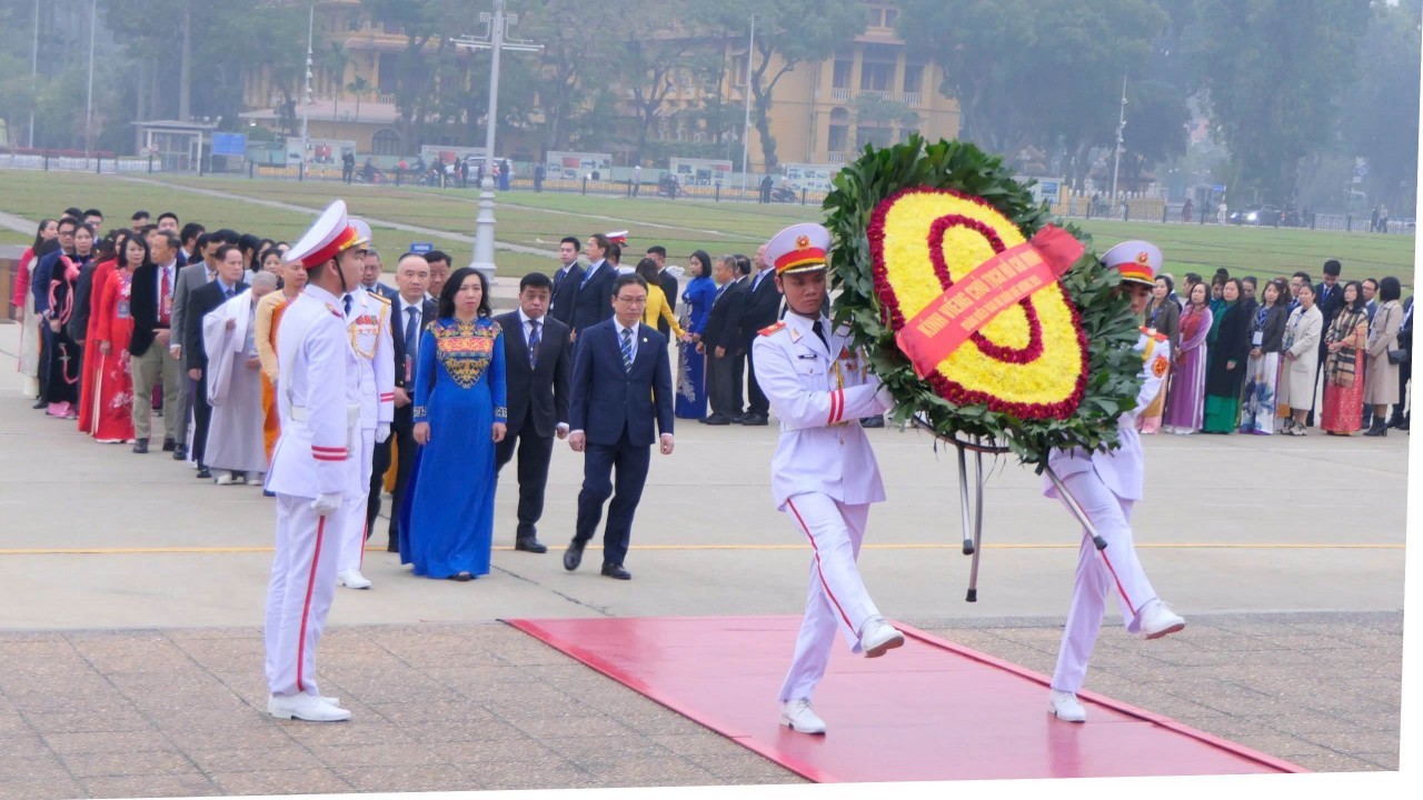 Xuân Quê hương 2025: Đoàn kiều bào vào Lăng viếng Chủ tịch Hồ Chí Minh, đặt vòng hoa tưởng niệm các Anh hùng liệt sĩ