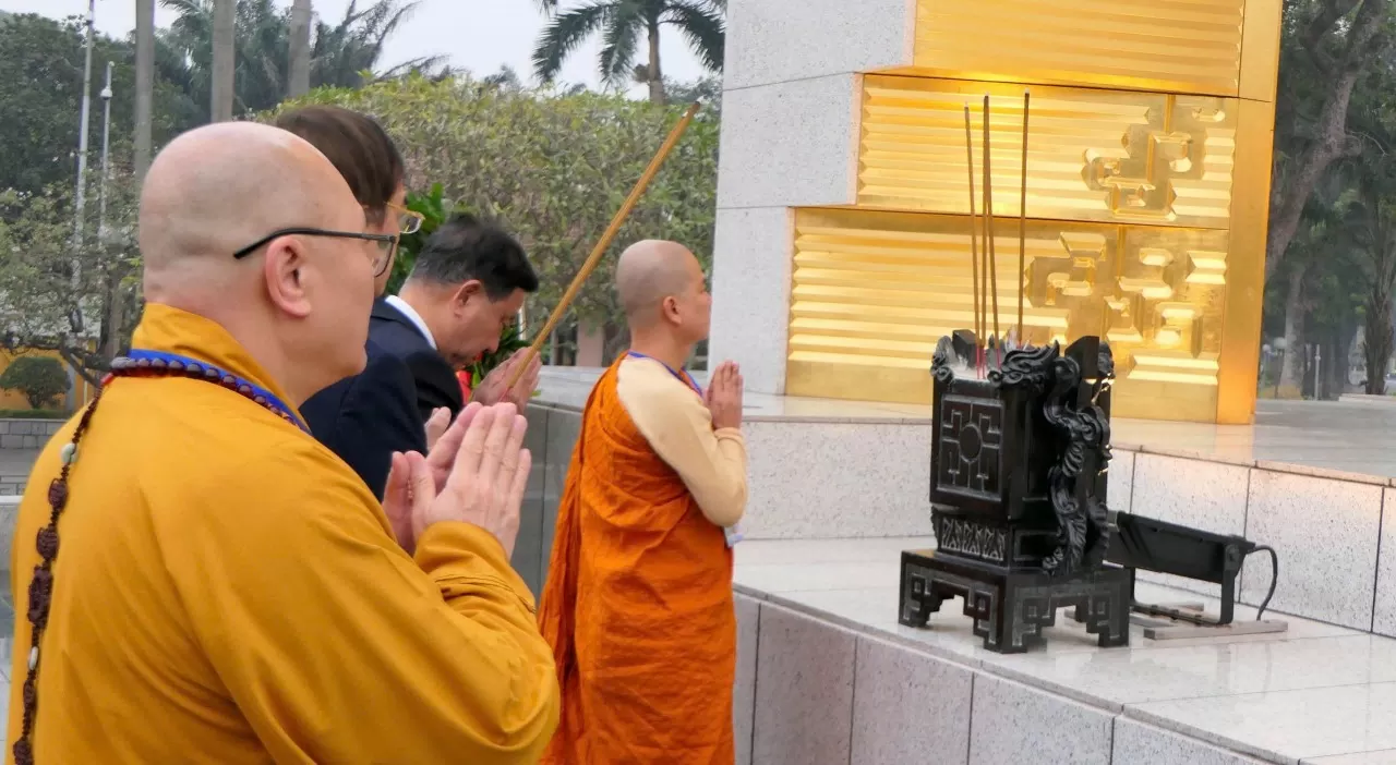 Xuân quê hương Xuân Quê hương 2025: Đoàn kiều bào vào Lăng viếng Chủ tịch Hồ Chí Minh, đặt vòng hoa tưởng niệm các Anh hùng liệt sĩ