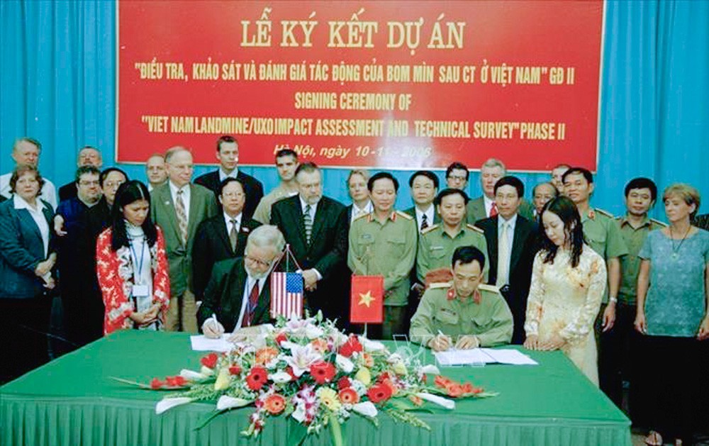 Ông Thomas Leckinger (bên trái), Trưởng đại diện Văn phòng Quỹ Cựu chiến binh Mỹ tại Việt Nam (VVAF) và Đại tá Nguyễn Trọng Cảnh, Giám đốc Trung tâm Công nghệ xử lý bom mìn ký kết dự án “Điều tra, khảo sát và đánh giá tác động của bom mìn sau chiến tranh 