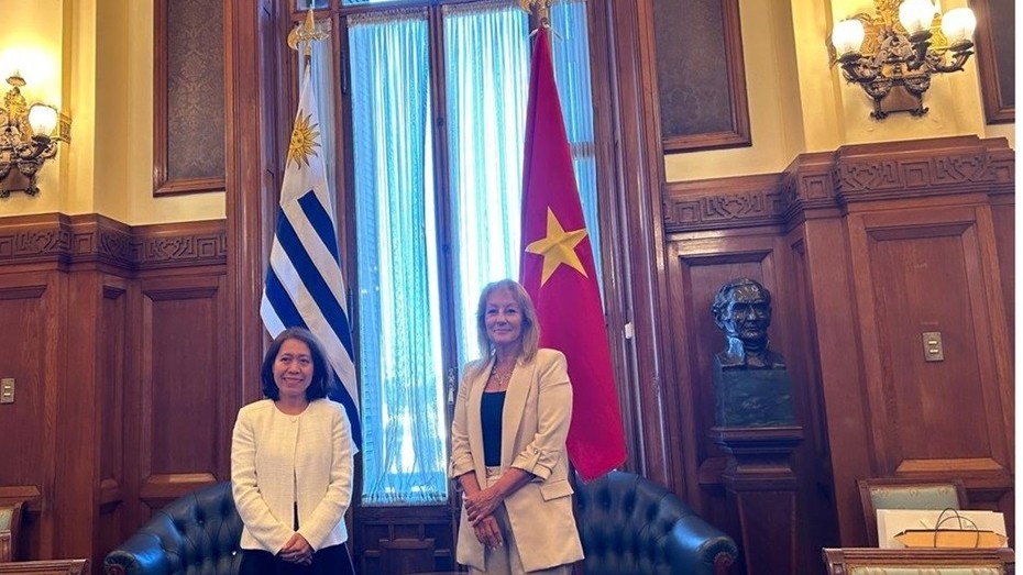 Đại sứ Ngô Minh Nguyệt chào Phó Tổng thống đắc cử Uruguay Carolina Cosse
