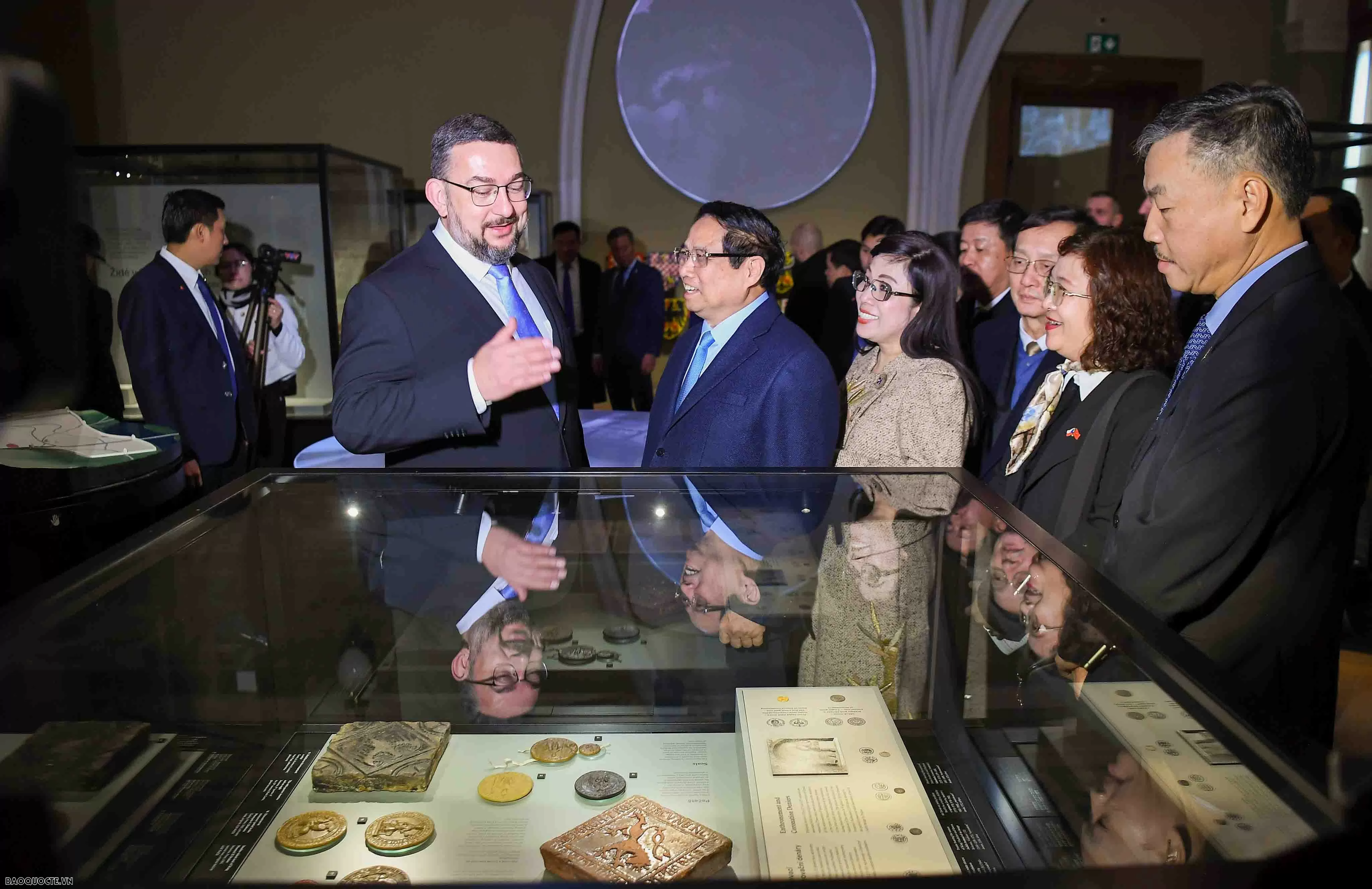 Bảo tàng không chỉ gây ấn tượng bởi kiến trúc nguy nga, tráng lệ mà còn bởi các bộ sưu tập phong phú, từ khảo cổ, lịch sử tự nhiên, âm nhạc, nghệ thuật, các hiện vật quý hiếm phản ánh nhiều giai đoạn quan trọng trong lịch sử nhân loại. Từng hiện vật tại đây đều mang những câu chuyện, những bài học quý về sự sáng tạo, tinh thần bảo tồn và cống hiến của nhiều thế hệ. Bảo tàng không chỉ gây ấn tượng bởi kiến trúc nguy nga, tráng lệ mà còn bởi các bộ sưu tập phong phú, từ khảo cổ, lịch sử tự nhiên, âm nhạc, nghệ thuật, các hiện vật quý hiếm phản ánh nhiều giai đoạn quan trọng trong lịch sử nhân loại. Từng hiện vật tại đây đều mang những câu chuyện, những bài học quý về sự sáng tạo, tinh thần bảo tồn và cống hiến của nhiều thế hệ.