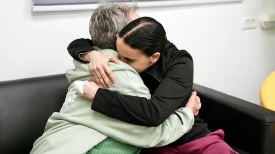 Ngừng bắn ở Gaza: 3 con tin Israel đầu tiên trở về nước, 90 tù nhân Palestine được phóng thích