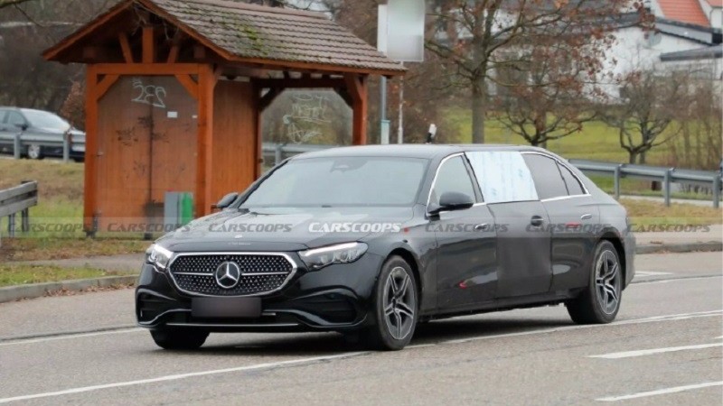 Cận cảnh xe sang Mercedes E-Class độ 6 cửa độc lạ