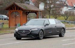 Cận cảnh xe sang Mercedes E-Class độ 6 cửa độc lạ