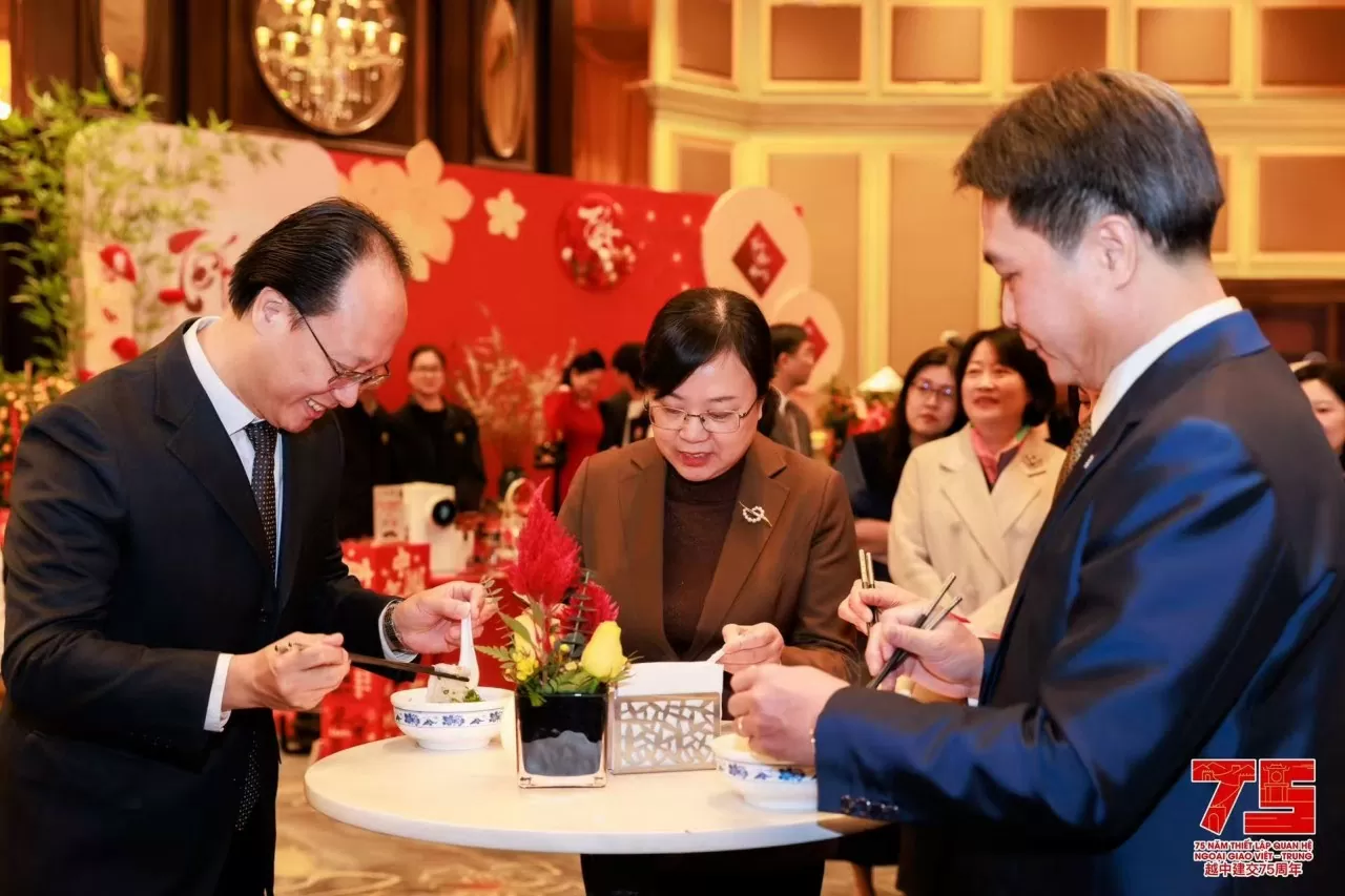 Tổng Lãnh sự quán Việt Nam tại Quảng Châu tổ chức chuỗi sự kiện Kỷ niệm 75 năm quan hệ Việt Nam-Trung Quốc và chương trình Xuân quê hương Tết Ất Tỵ 20 Tổng Lãnh sự quán Việt Nam tại Quảng Châu tổ chức chuỗi sự kiện Kỷ niệm 75 năm quan hệ Việt Nam-Trung Quốc và chương trình Xuân quê hương Tết Ất Tỵ 20