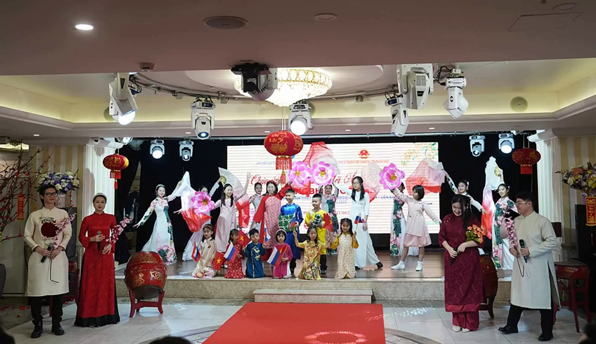 Xuân Quê hương 2025 tại Moscow: Kết nối cộng đồng, hướng tới kỷ niệm 75 năm thiết lập quan hệ ngoại giao Việt Nam-Liên bang Nga Xuân Quê hương 2025 tại Moscow: Kết nối cộng đồng, hướng tới kỷ niệm 75 năm thiết lập quan hệ ngoại giao Việt Nam-Liên bang Nga