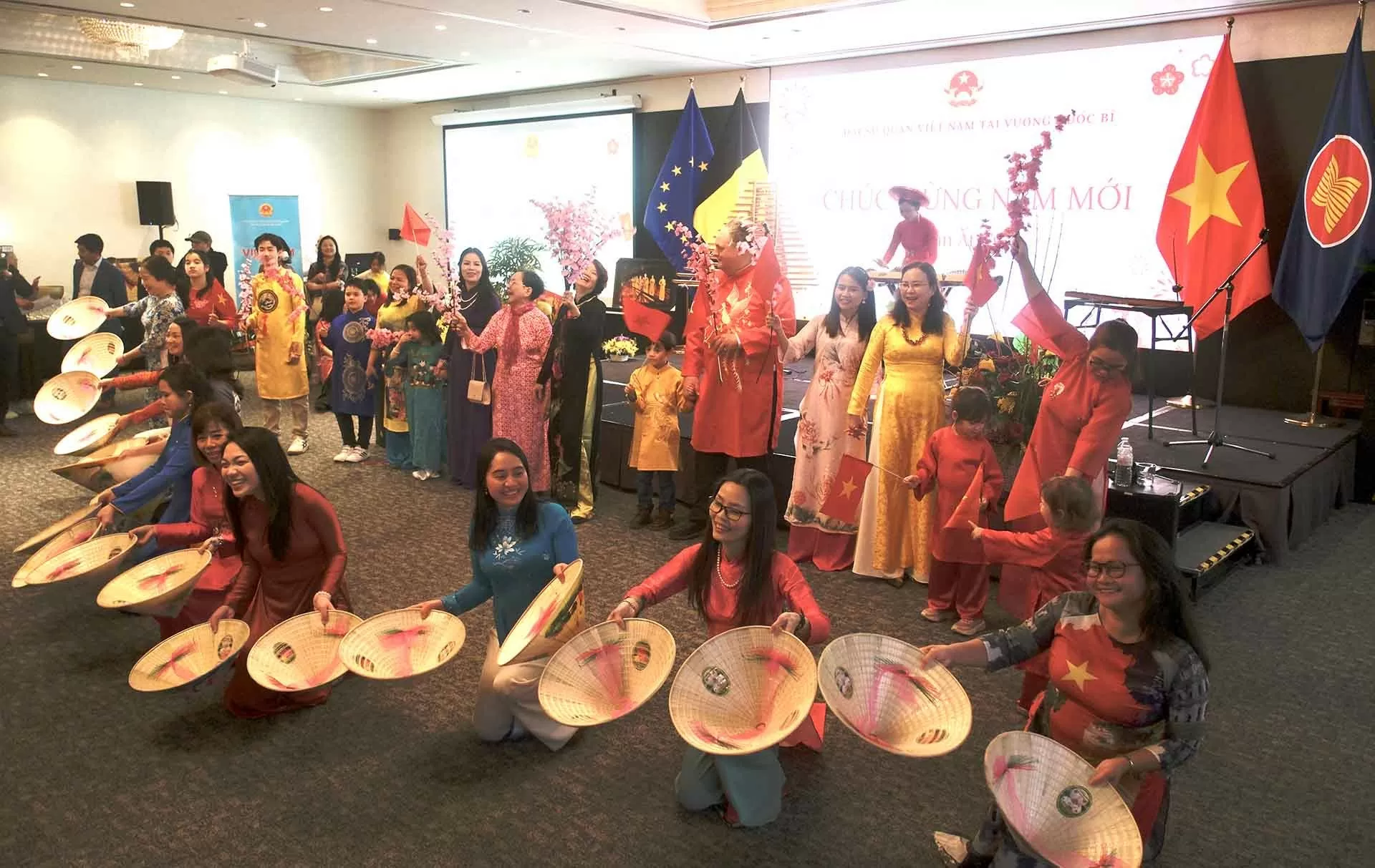 Đậm đà bản sắc dân tộc Tết cộng đồng mừng Xuân Ất Tỵ 2025 tại Bỉ Đậm đà bản sắc dân tộc Tết cộng đồng mừng Xuân Ất Tỵ 2025 tại Bỉ