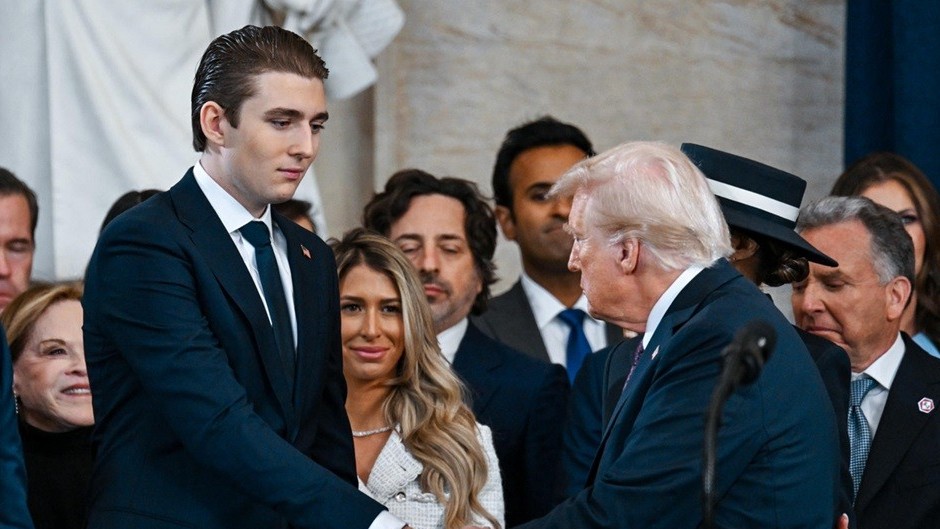 Con trai Barron Trump gây chú ý với kiểu tóc mới ở lễ nhậm chức Tổng thống Mỹ