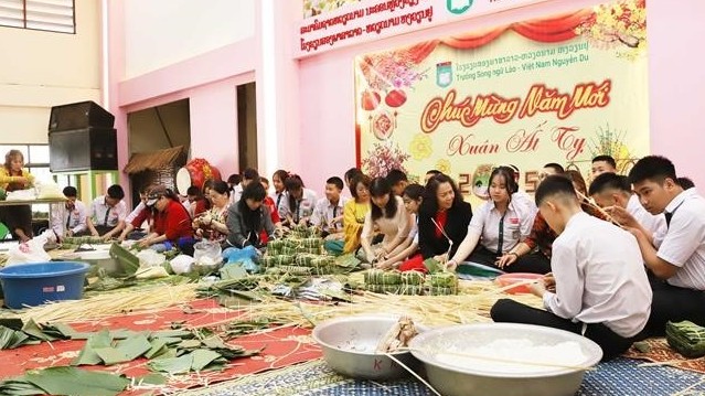Ngày hội gói bánh chưng ở Trường song ngữ Lào-Việt Nam Nguyễn Du