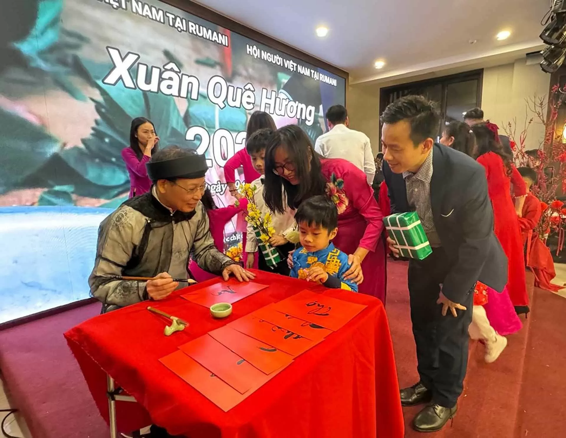 Tưng bừng đón Xuân Quê hương 2025 tại Romania