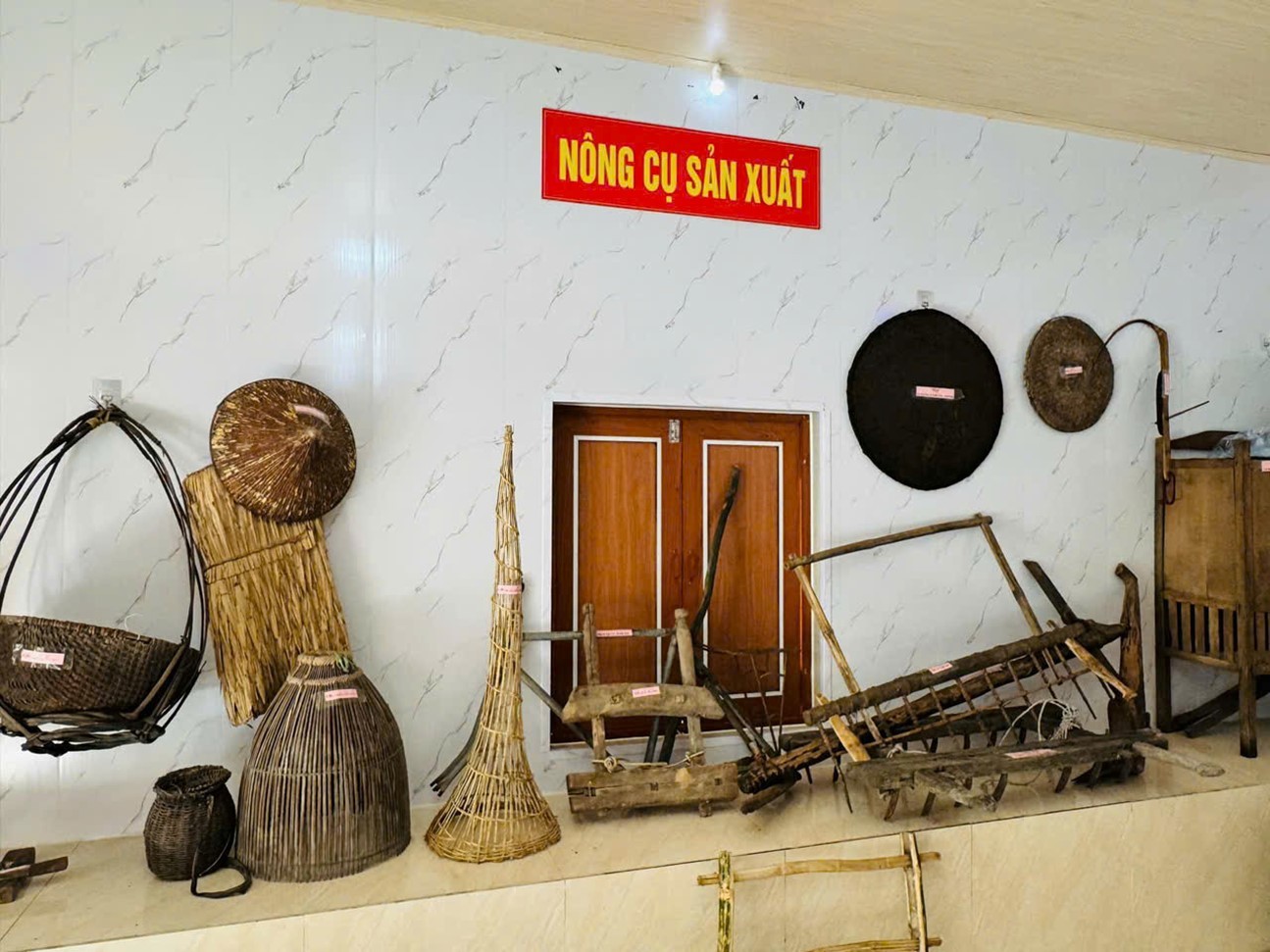 Khu trưng bày nông cụ, kỷ vật chiến tranh trong Bảo tàng Mini tại NNTT xã Cẩm Lạc – Cẩm Xuyên – Hà Tĩnh