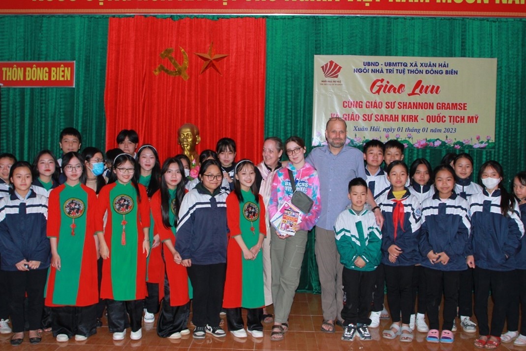NNTT thôn Đông Biên-Xã Xuân Hải-Huyện Nghi Xuân-Hà Tĩnh giao lưu văn hóa giáo dục cùng gia đình giáo sư Shannon Gramse - Sarah Kirk từ Đại học Alaska  Anchorage ngày 01/01/2023.