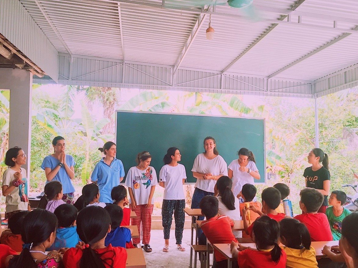 Các nữ sinh viên tình nguyện Tây Ban Nha sống và dạy học tại các Ngôi nhà Trí tuệ tại Nghệ An và Hà Tĩnh trọn tháng 07/2019.