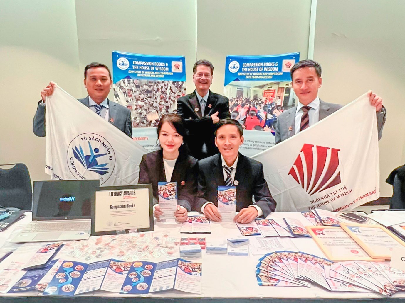 Đại diện NNTT và TSNA nhận giải thưởng Xóa mù chữ-lan tỏa tri thức do Thư viện Quốc hội Hoa Kỳ trao tặng ngày 18-10-2023 tại thủ đô Washington D.C.