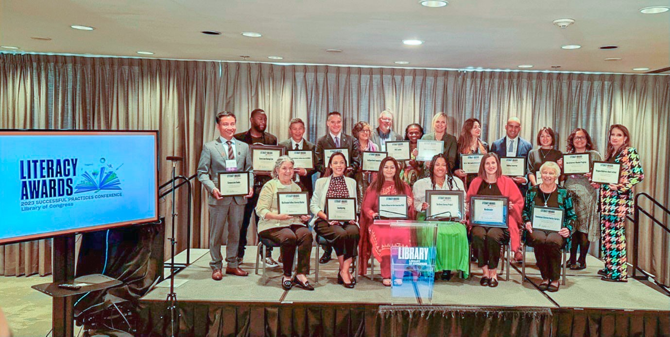 Đại diện NNTT và TSNA nhận giải thưởng Xóa mù chữ-lan tỏa tri thức do Thư viện Quốc hội Hoa Kỳ trao tặng ngày 18-10-2023 tại thủ đô Washington D.C.