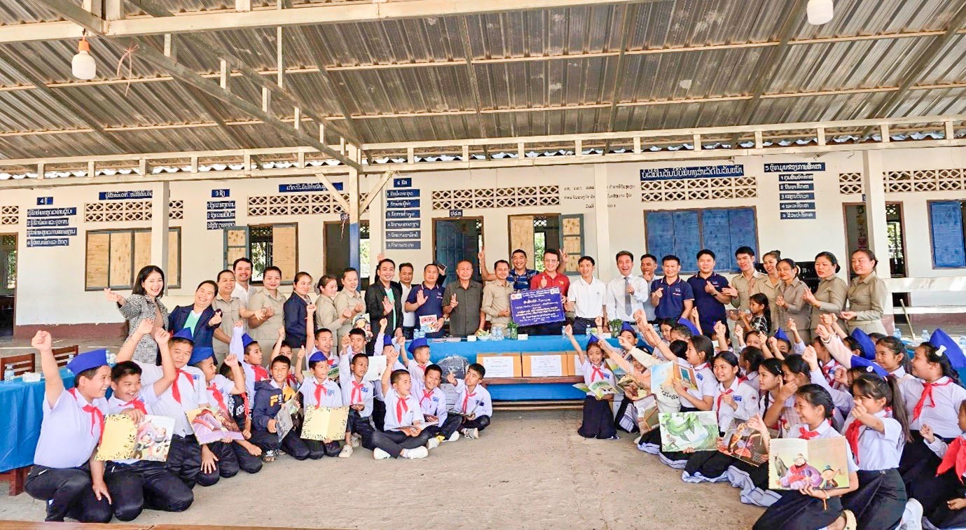 NNTT và TSNA trao tặng sách, mũ chống tia cực tím và học bổng cho học sinh và giáo viên tại Trường Tiểu học Chansavang, ngoại ô thủ đô Viên Chăn -Lào 21/11/2024