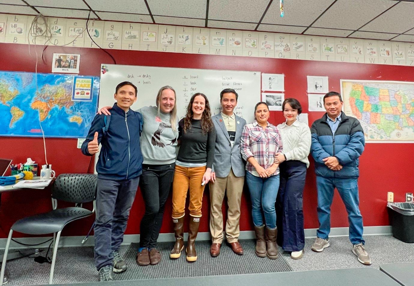 Đại diện NNTT và TSNA giao lưu cùng giảng viên và học viên của Alaska Literacy Program và tặng quà cho chương trình thiện nguyện này  tại Thành phố Anchorage – Alaska(Hoa Kỳ) ngày 30/10/2023