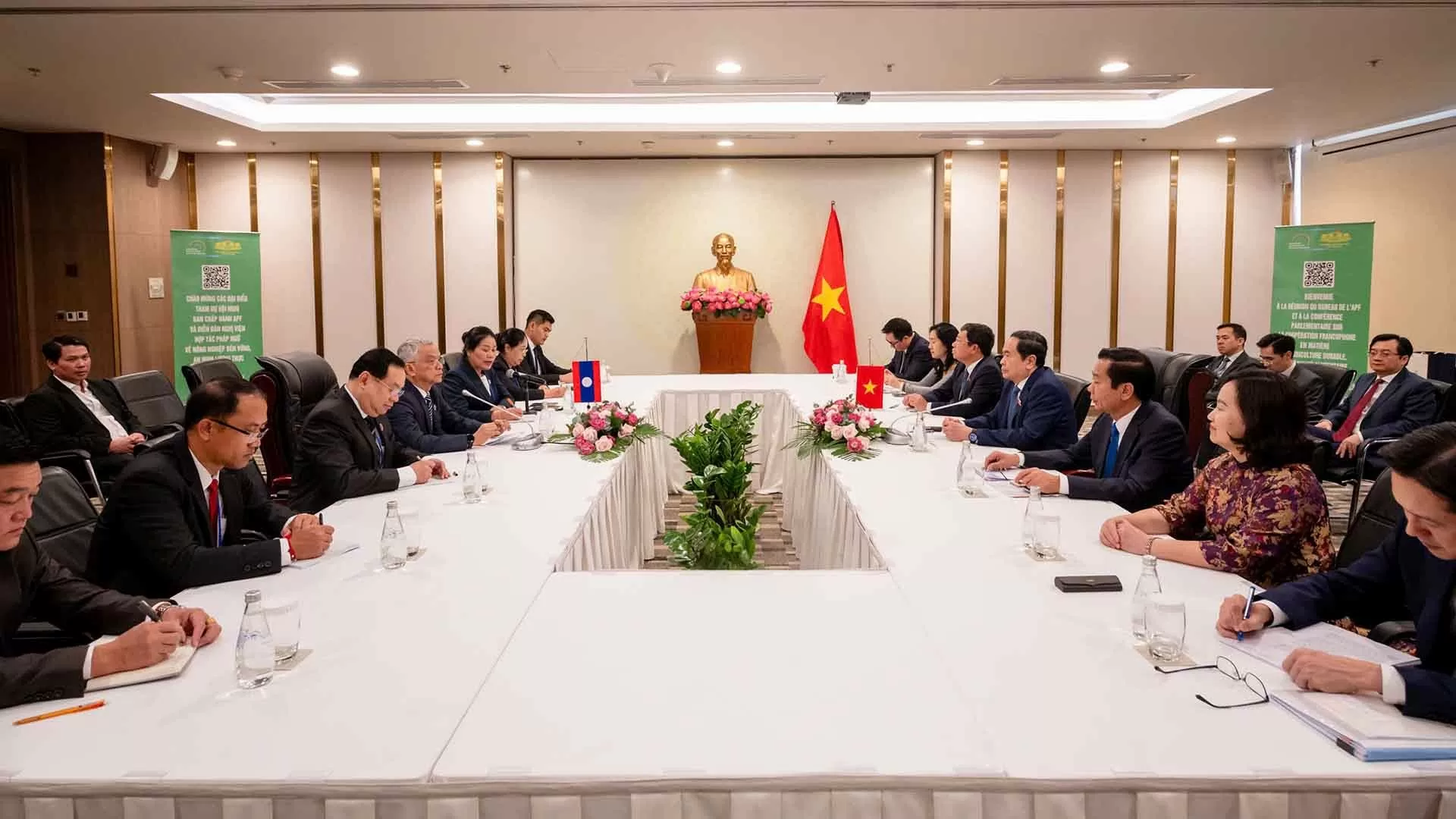 Việt Nam luôn dành ưu tiên cao nhất cho việc củng cố, tăng cường quan hệ với Lào Việt Nam luôn dành ưu tiên cao nhất cho việc củng cố, tăng cường quan hệ với Lào