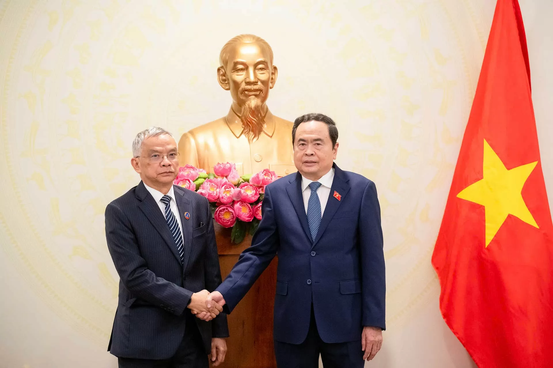 Việt Nam luôn dành ưu tiên cao nhất cho việc củng cố, tăng cường quan hệ với Lào Việt Nam luôn dành ưu tiên cao nhất cho việc củng cố, tăng cường quan hệ với Lào