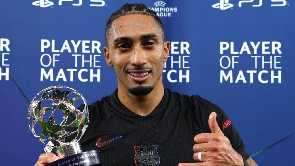 Benfica 4-5 Barcelona, Raphinha nói gì về bàn thắng kỳ lạ của mình?