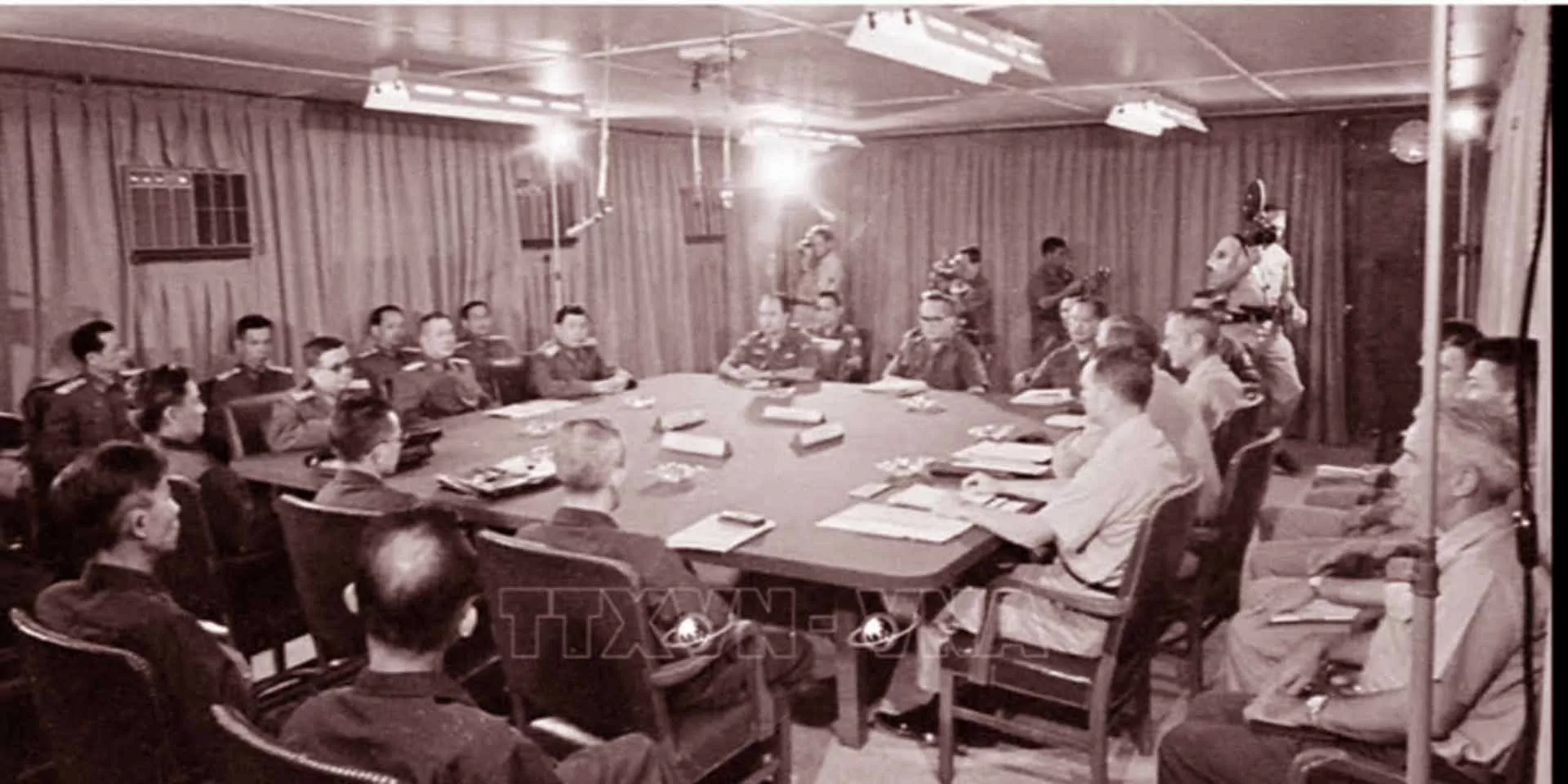 Hai chiếc bàn và những trận đấu trí lịch sử