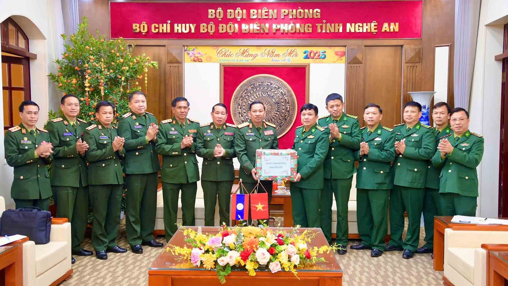 Bộ Chỉ huy quân sự tỉnh Houaphanh (Lào) chúc Tết Ất Tỵ 2025 bộ đội biên phòng Nghệ An