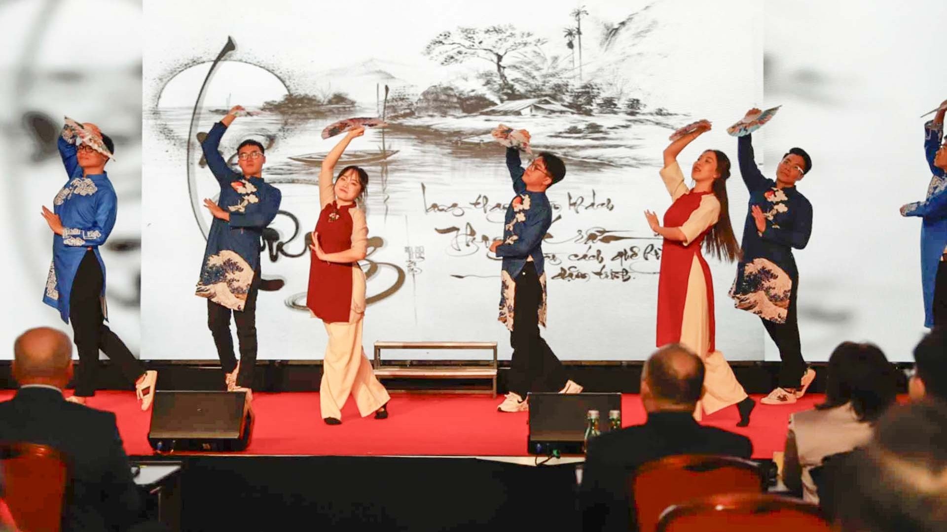 Ẩm thực, Tết cộng đồng và nỗi nhớ quê hương