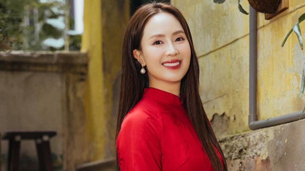 Diễn viên Hồng Diễm 'gây thương nhớ' trong tà áo dài