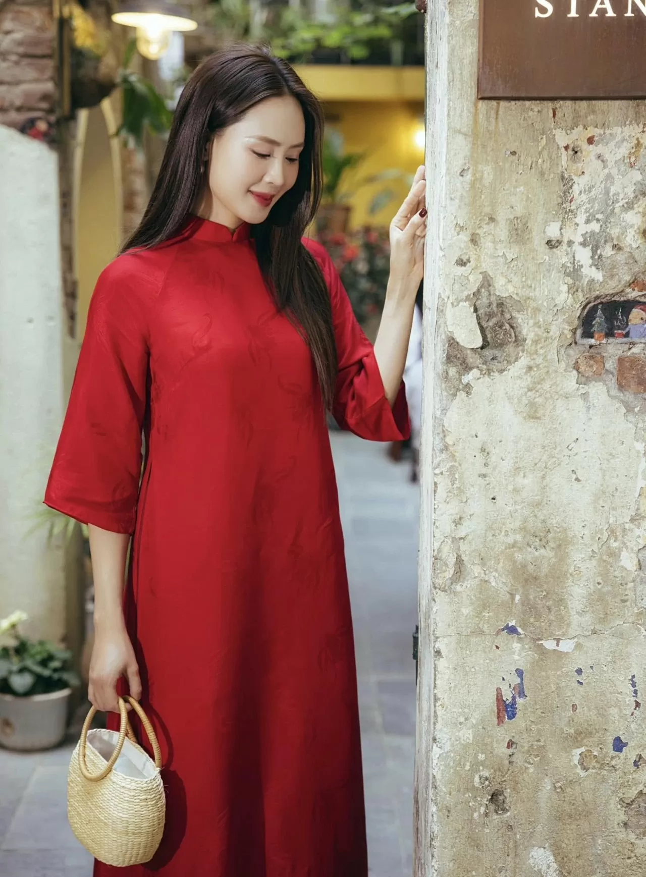 Diễn viên Hồng Diễm rạng rỡ trong tà áo dài Diễn viên Hồng Diễm rạng rỡ trong tà áo dài