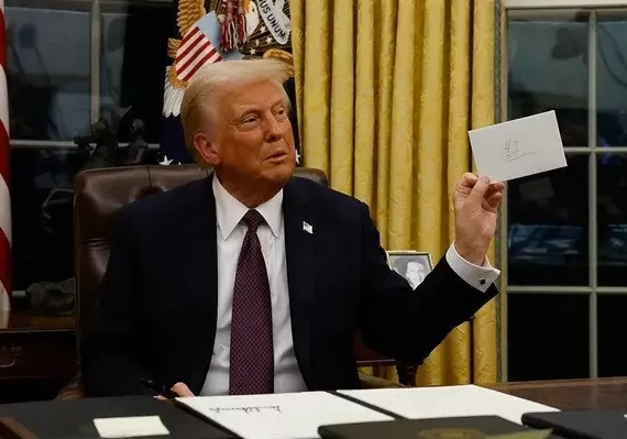 Tổng thống Trump và bức thư do người tiền nhiệm Biden để lại. Ảnh: Getty Images