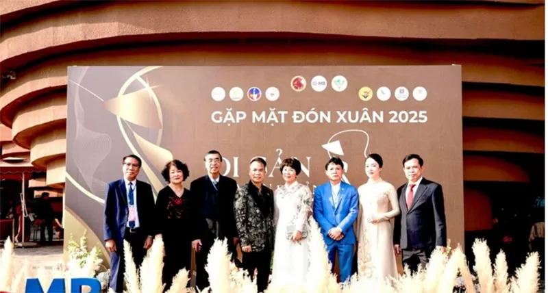 Đại sứ Nguyễn Phú Bình cùng phu nhân (thứ 2 – 3 từ trái sang) và các đại biểu cùng tham dự tại sự kiện “Di sản về miền di sản”. Đại sứ Nguyễn Phú Bình cùng phu nhân (thứ 2 – 3 từ trái sang) và các đại biểu cùng tham dự tại sự kiện “Di sản về miền di sản”.