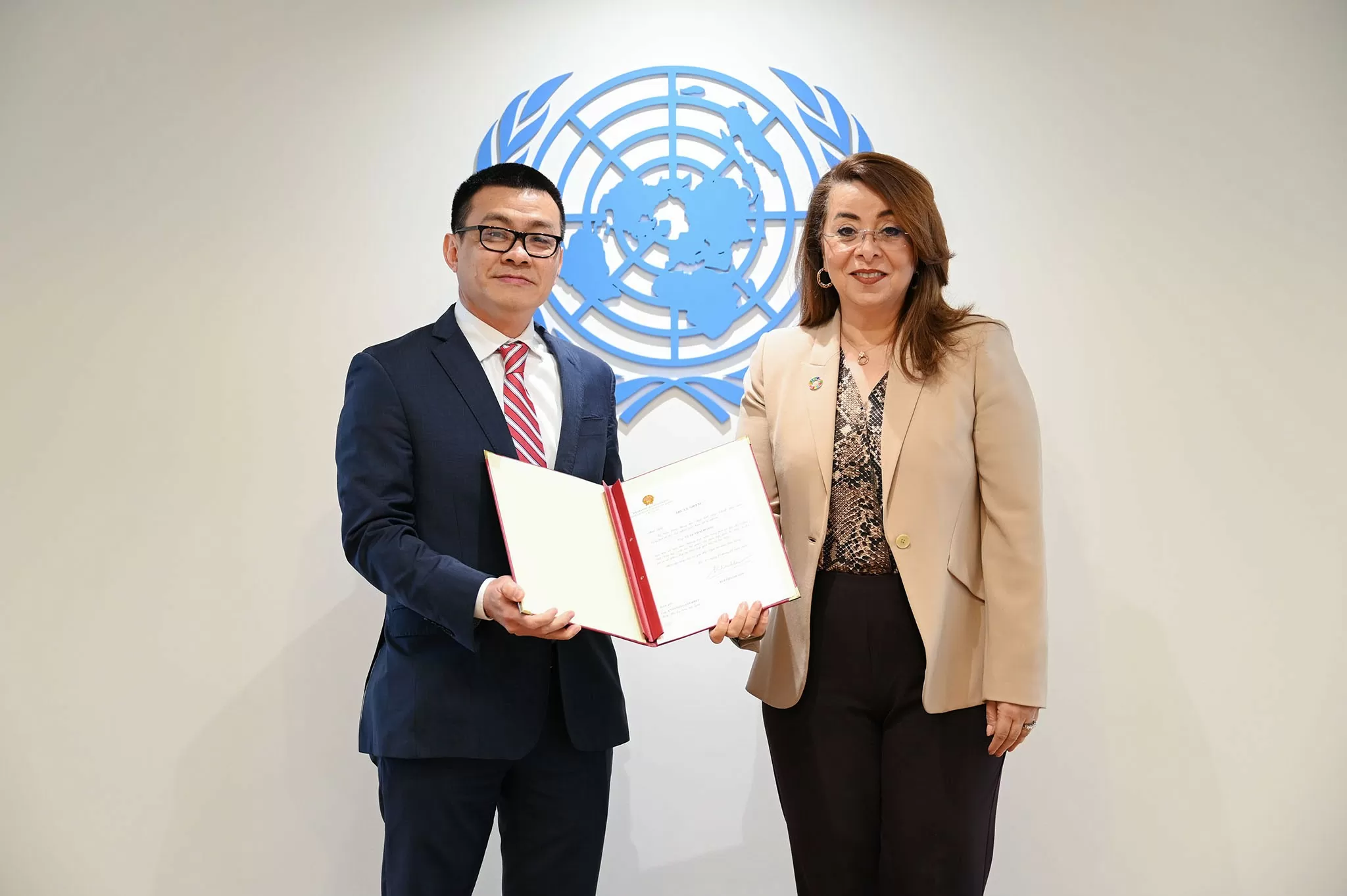 Đại sứ Vũ Lê Thái Hoàng trình Thư ủy nhiệm lên Phó Tổng thư ký Liên hợp quốc, Tổng giám đốc UNODC Đại sứ Vũ Lê Thái Hoàng trình Thư ủy nhiệm lên Phó Tổng thư ký Liên hợp quốc, Tổng giám đốc UNODC