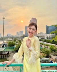 Người đẹp Việt chuộng áo dài đính kim sa, lông vũ, kiểu dáng cổ yếm dịp Tết Ất Tỵ 2025