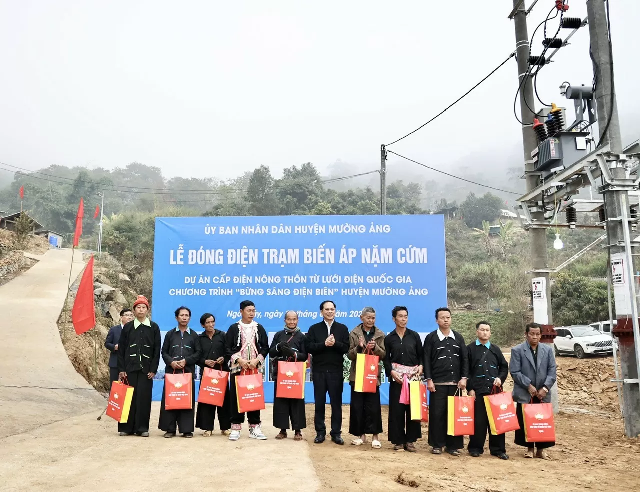 Phó Thủ tướng Bùi Thanh Sơn trao tặng quà cho các hộ gia đình có hoàn cảnh có khăn trên địa bàn bản Nặm Cứm - Ảnh: VGP/Minh Ngọc Phó Thủ tướng Bùi Thanh Sơn trao tặng quà cho các hộ gia đình có hoàn cảnh có khăn trên địa bàn bản Nặm Cứm - Ảnh: VGP/Minh Ngọc