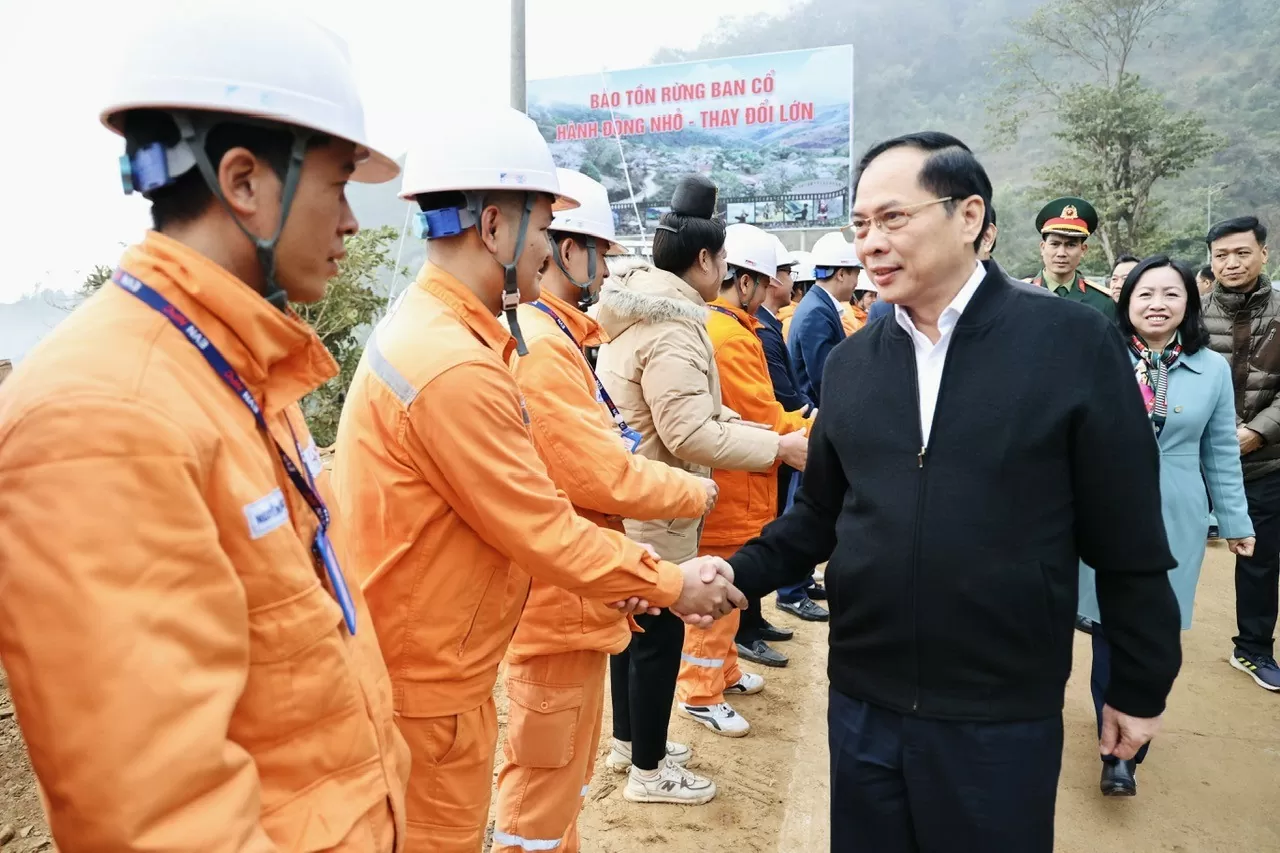 Phó Thủ tướng Bùi Thanh Sơn thăm hỏi và động viên các công nhân Điện lực thành phố Điện Biên Phủ - Ảnh: VGP/Minh Ngọc Phó Thủ tướng Bùi Thanh Sơn thăm hỏi và động viên các công nhân Điện lực thành phố Điện Biên Phủ - Ảnh: VGP/Minh Ngọc