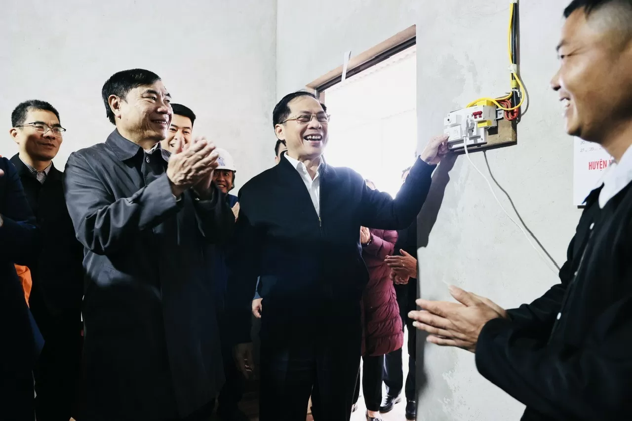 Phó Thủ tướng Bùi Thanh Sơn chứng kiến công tác đóng điện và trực tiếp thắp sáng hộ gia đình tại bản Nặm Cứm - Ảnh: VGP/Minh Ngọc Phó Thủ tướng Bùi Thanh Sơn chứng kiến công tác đóng điện và trực tiếp thắp sáng hộ gia đình tại bản Nặm Cứm - Ảnh: VGP/Minh Ngọc