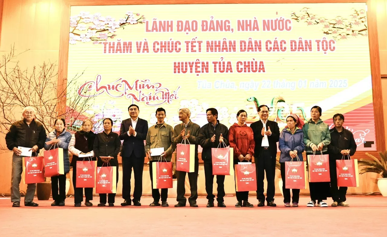 Phó Thủ tướng Bùi Thanh Sơn tặng quà cho gia đình có hoàn cảnh khó khăn, các đối tượng chính sách trên địa bàn huyện Tủa Chùa - Ảnh: VGP/Minh Ngọc Phó Thủ tướng Bùi Thanh Sơn tặng quà cho gia đình có hoàn cảnh khó khăn, các đối tượng chính sách trên địa bàn huyện Tủa Chùa - Ảnh: VGP/Minh Ngọc
