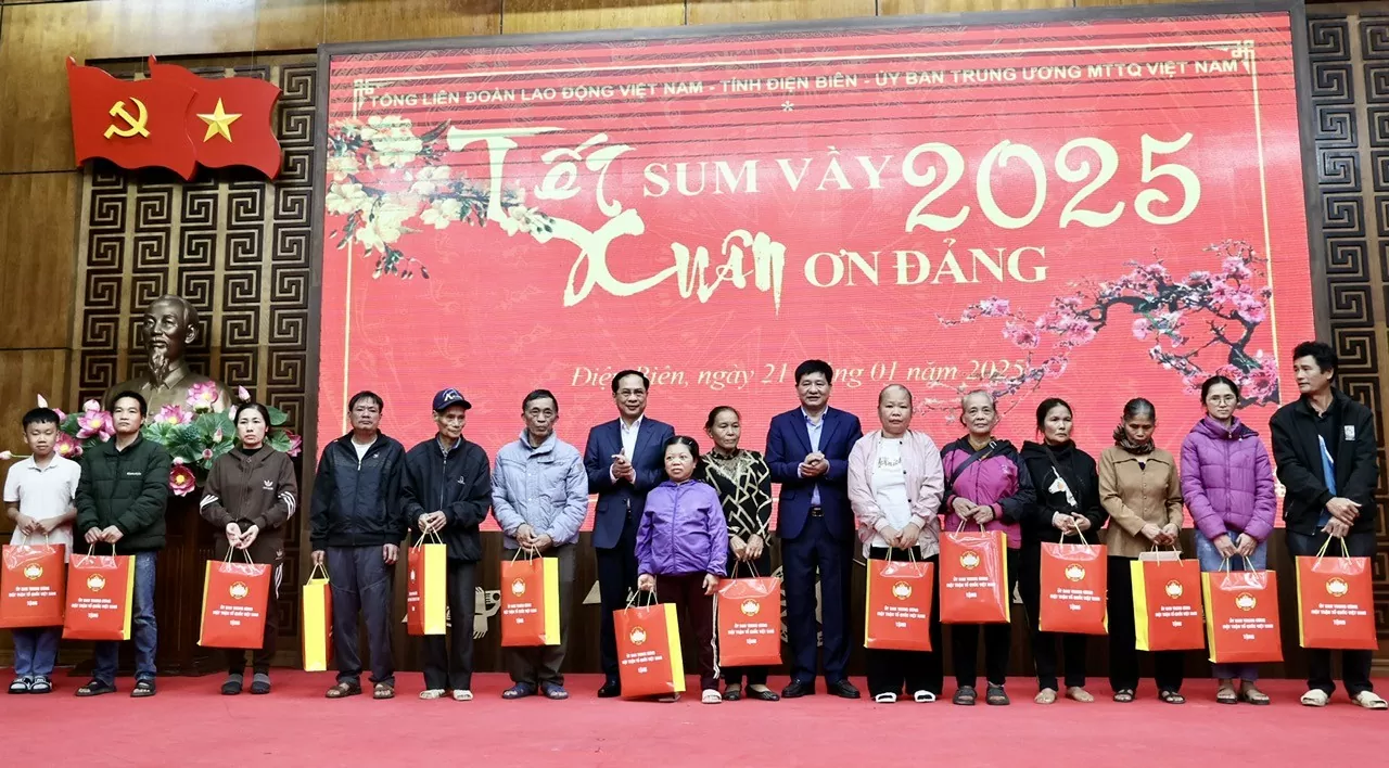 Phó Thủ tướng Bùi Thanh Sơn tặng quà gia đình chính sách, gia đình có hoàn cảnh khó khăn của tỉnh Điện Biên - Ảnh: VGP/Minh Ngọc