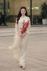 Sắc vóc trẻ trung, quyến rũ của Á hậu Thụy Vân