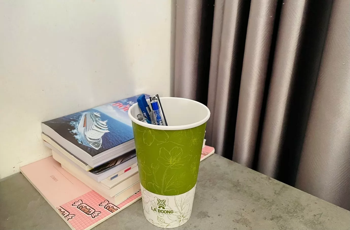 Anh L tái sử dụng cốc trà sữa để đựng bút. (Ảnh: NVCC) Anh L tái sử dụng cốc trà sữa để đựng bút. (Ảnh: NVCC)