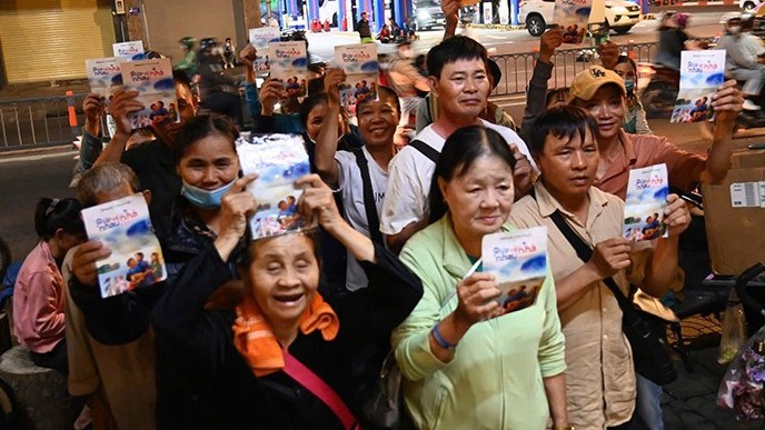 Quỹ Trăng Khuyết phối hợp Liên đoàn Lao Động và ZaloPay trao tấm vé 0 đồng về quê đón Tết