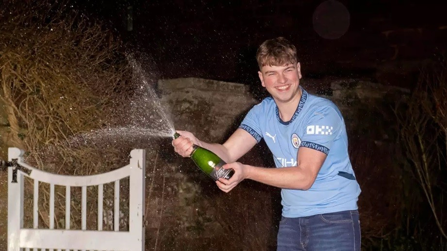 Thanh niên 20 tuổi tiếp tục làm việc sau khi trúng giải độc đắc xổ số trị giá hơn 230 tỷ đồng