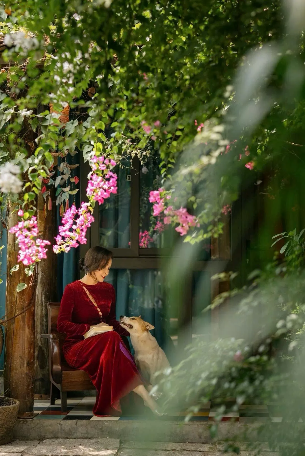 Đắm mình trong khu vườn yên tĩnh. Đắm mình trong khu vườn yên tĩnh.