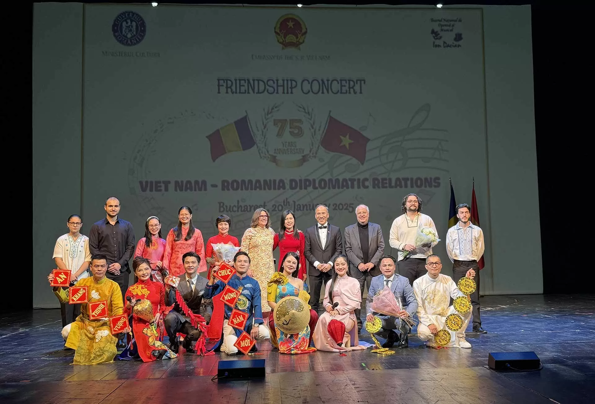 'Bức tranh' hữu nghị Việt Nam-Romania: 75 năm 'dệt thêu' bền bỉ, sinh viên xuất sắc Phạm Minh Chính và những mối tình vượt thời gian 'Bức tranh' hữu nghị Việt Nam-Romania: 75 năm 'dệt thêu' bền bỉ, sinh viên xuất sắc Phạm Minh Chính và những mối tình vượt thời gian