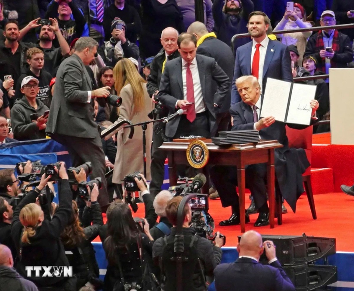 Ngày 20/1, ông Donald Trump chính thức trở thành Tổng thống thứ 47 của Mỹ. Trong ngày đầu tiên trở lại Nhà Trắng, ông Trump đã ký hàng loạt sắc lệnh về đối nội và đối ngoại, hứa hẹn nhiều thay đổi lớn trong chính sách của nước Mỹ. (Nguồn: Reuters)