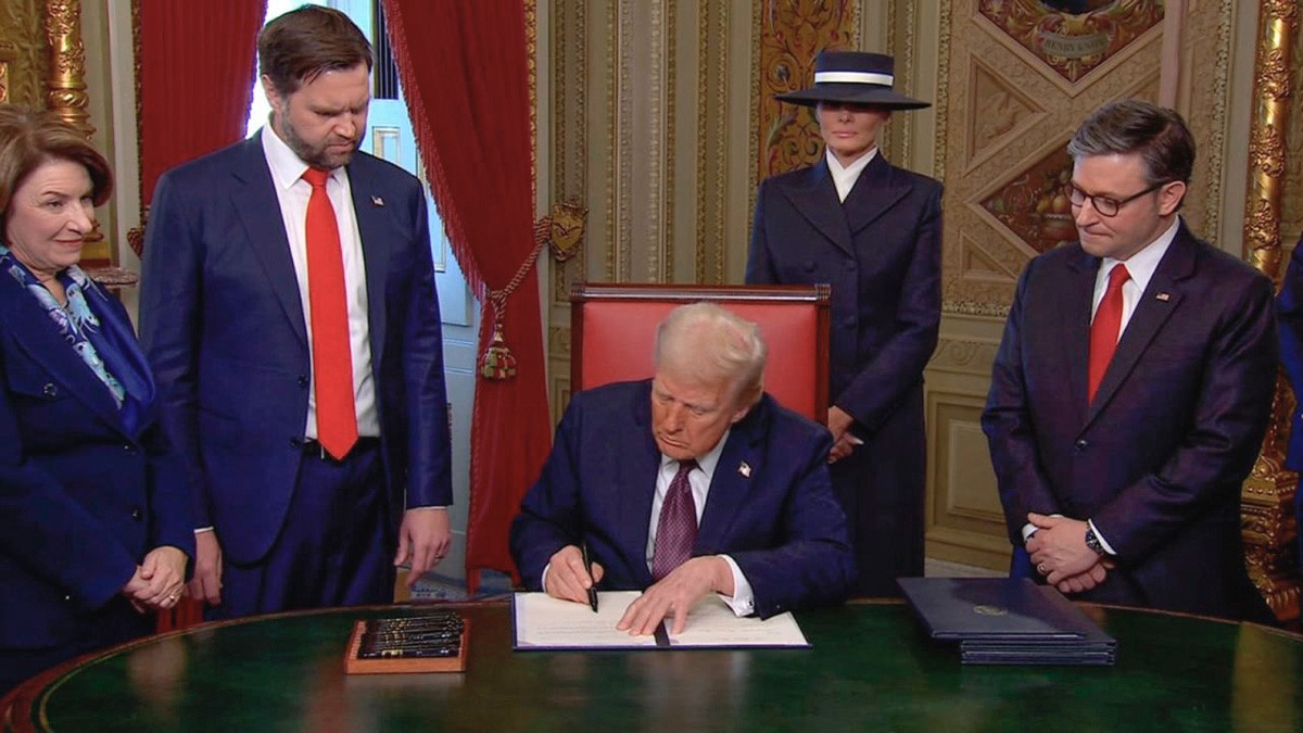 Ngày 20/1, ông Donald Trump chính thức trở thành Tổng thống thứ 47 của Mỹ. Trong ngày đầu tiên trở lại Nhà Trắng, ông Trump đã ký hàng loạt sắc lệnh về đối nội và đối ngoại, hứa hẹn nhiều thay đổi lớn trong chính sách của nước Mỹ. (Nguồn: Reuters)